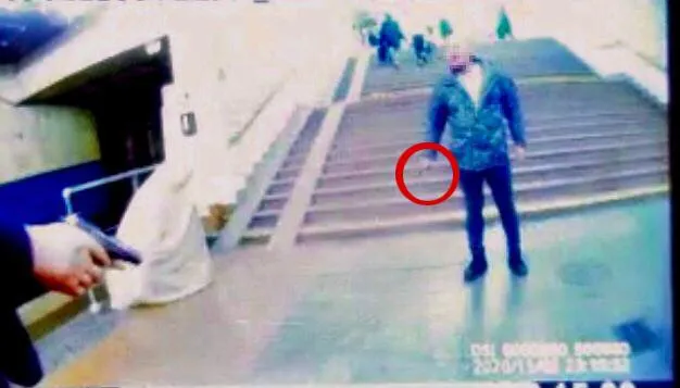 у метро Києва пасажир кидався на копа із ножем через зауваження про відсутність маски