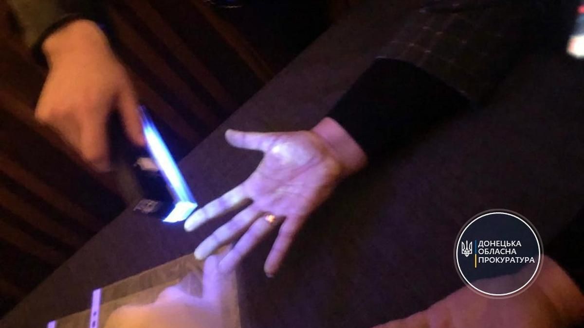 У Маріуполі на хабарі у 90 тисяч доларів попалися двоє посадовців У Маріуполі на хабарі у 90 тисяч доларів попалися двоє посадовців