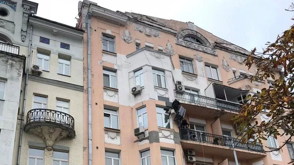 У Києві руйнують фасад історичної будівлі 