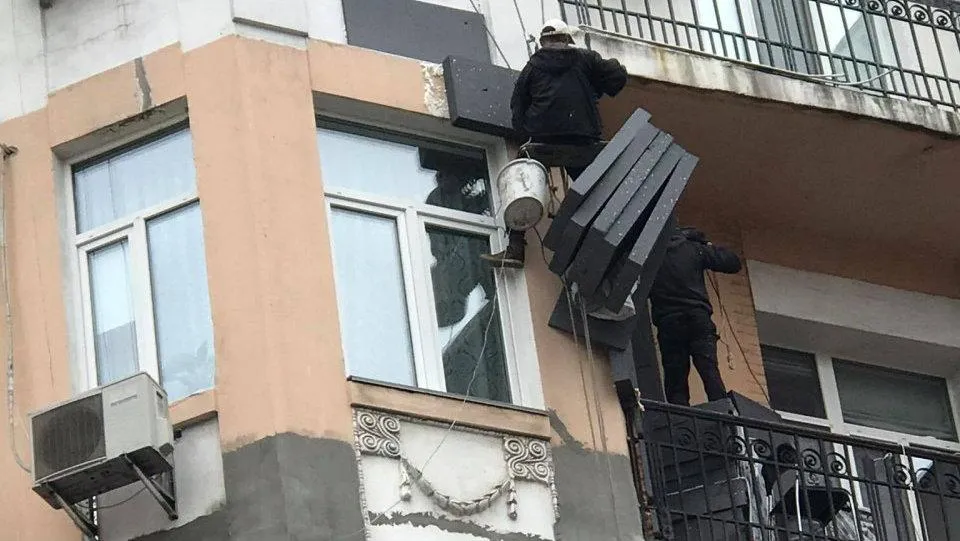 Вандали знищують фасад історичного будинку - Київ