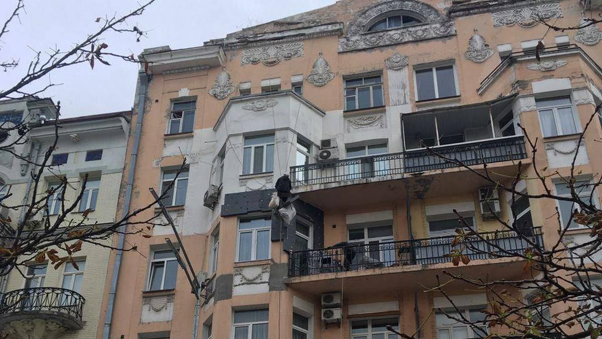 Владельцы квартир разрушают фасад исторического здания в центре Киева