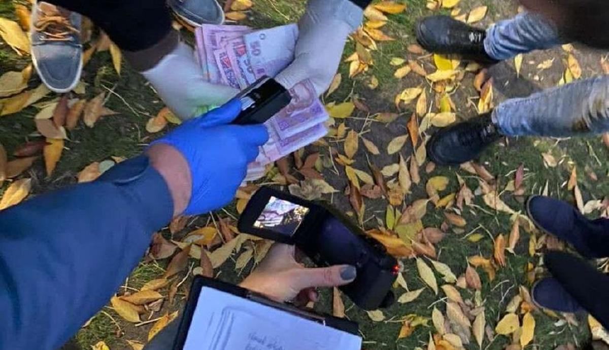 У Херсоні за хабар у 85 тисяч затримали поліцейського У Херсоні за хабар у 85 тисяч затримали поліцейського