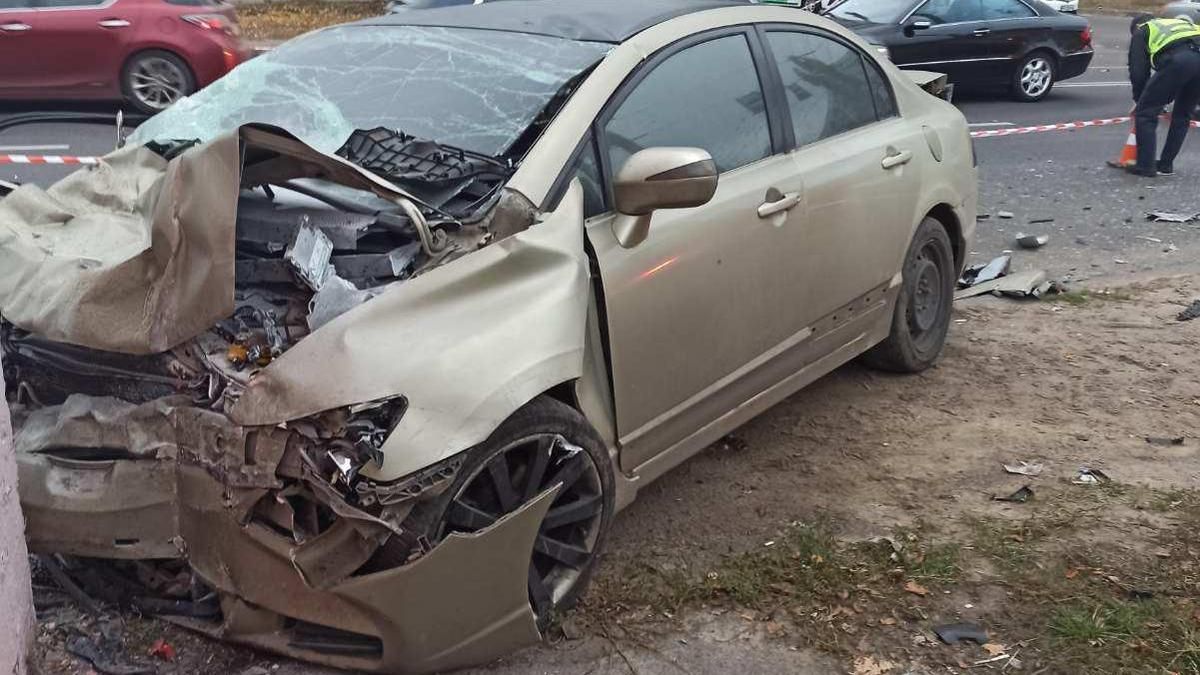 В Харькове легковушка влетела в остановку, много пострадавших: фото В Харькове легковушка влетела в остановку, много пострадавших: фото