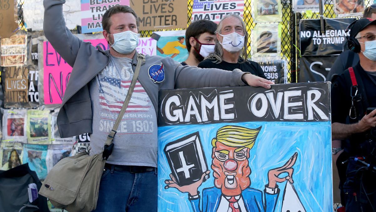 Всі бояться принести божевільному королю погану звістку: радники Трампа закликають його готуватися до поразки на виборах президента Всі бояться принести божевільному королю погану звістку: радники Трампа закликають його готуватися до поразки на виборах президента