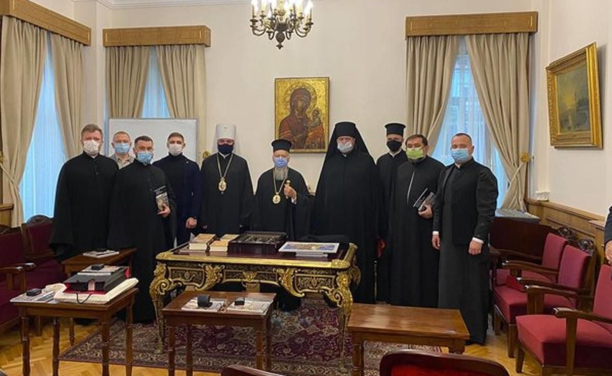 Вселенському патріарху Варфоломію подарували вишиванку: фото Вселенському патріарху Варфоломію подарували вишиванку: фото