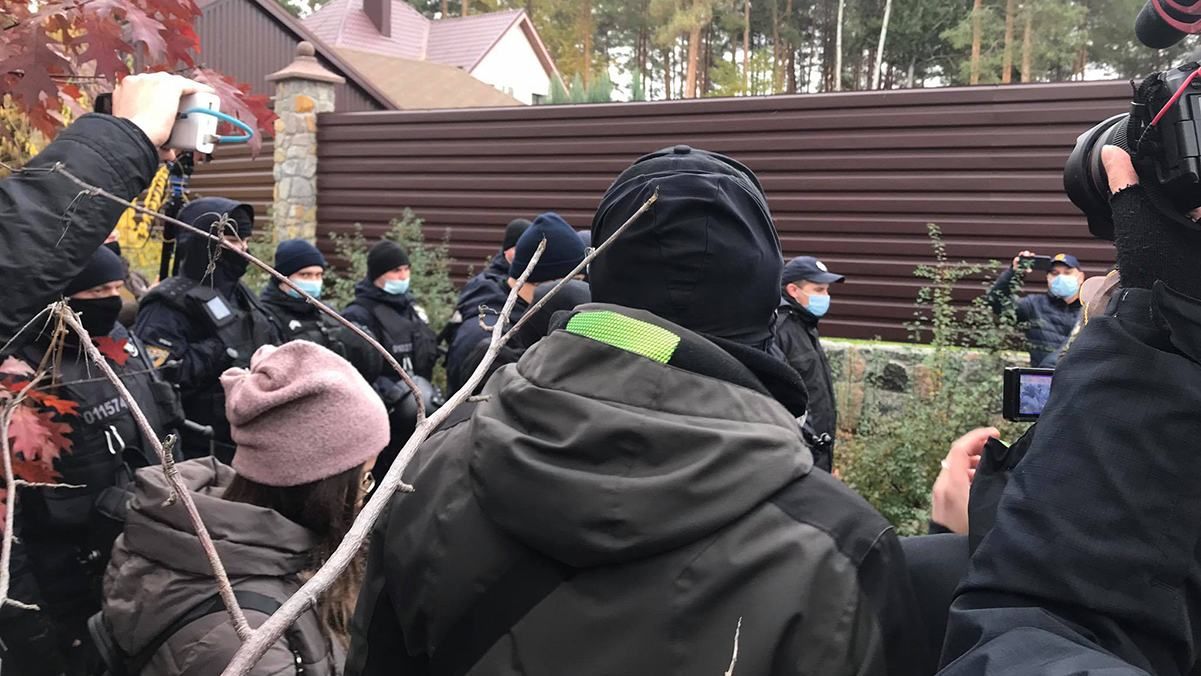 Під будинком Тупицького у Василькові 7 листопада 2020 влаштували протест: між активістами та правоохоронцями сталась штовханина