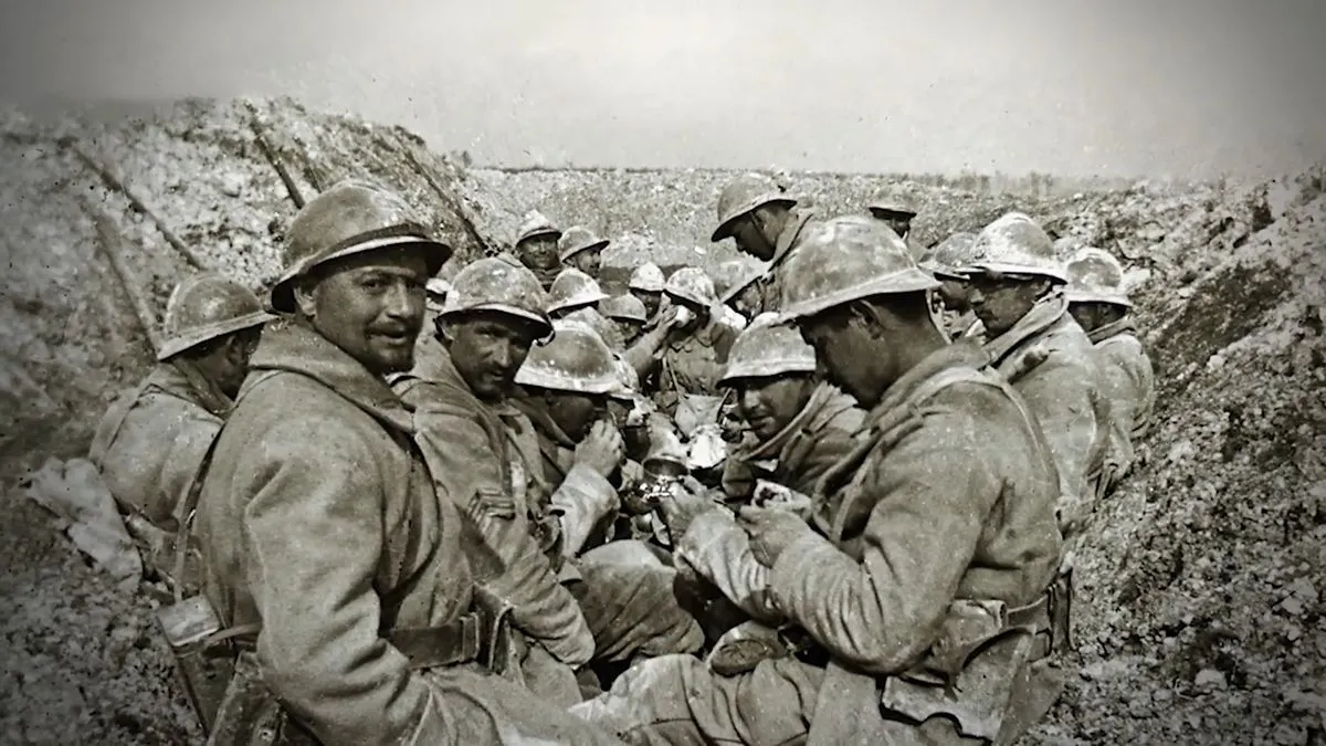 Військовослужбовці в шоломах Військовослужбовці в шоломах