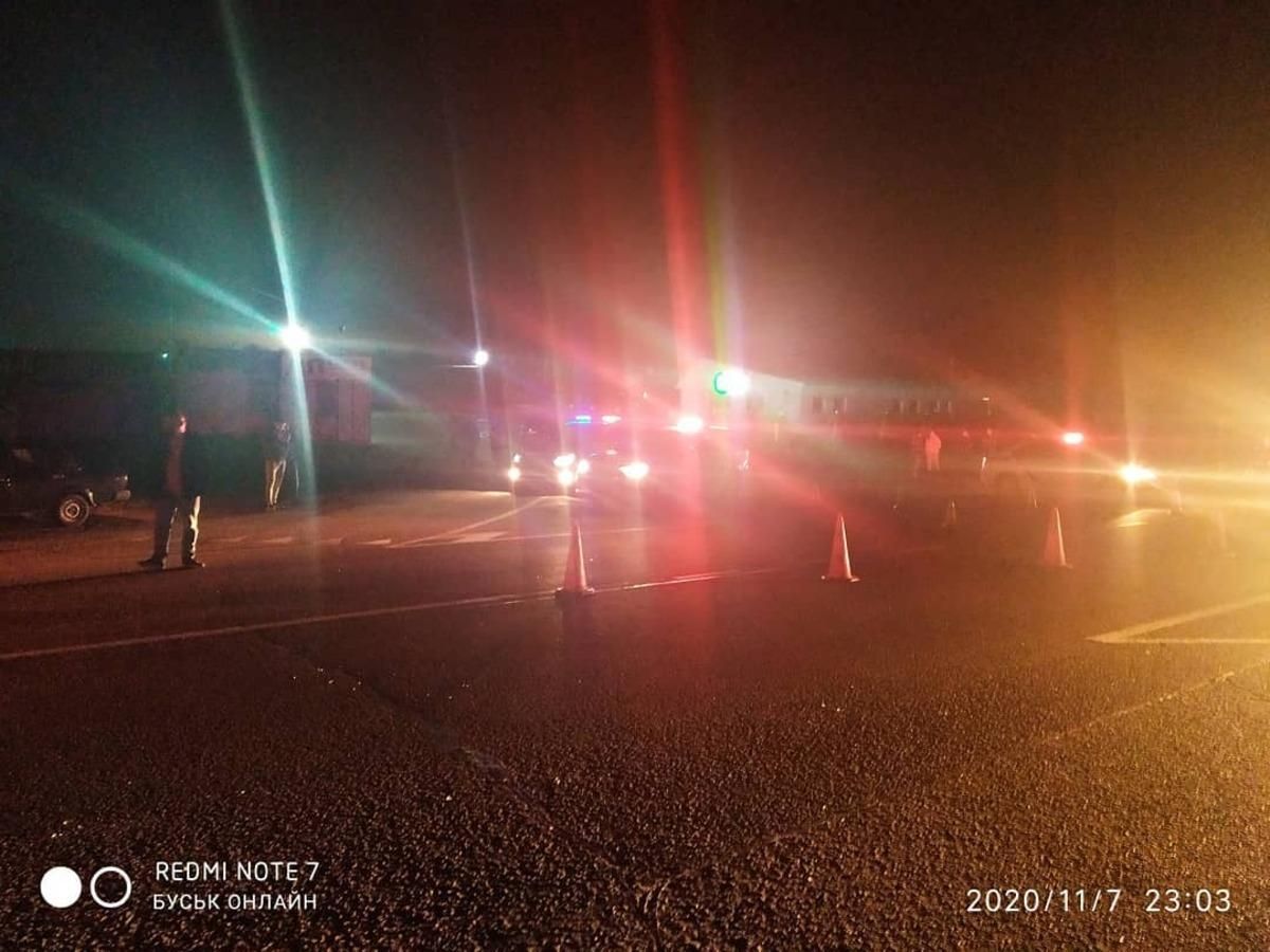 На Львівщині водій Tesla збив юнаків: є жертви, – фото, відео 18+ На Львівщині водій Tesla збив юнаків: є жертви, – фото, відео 18+