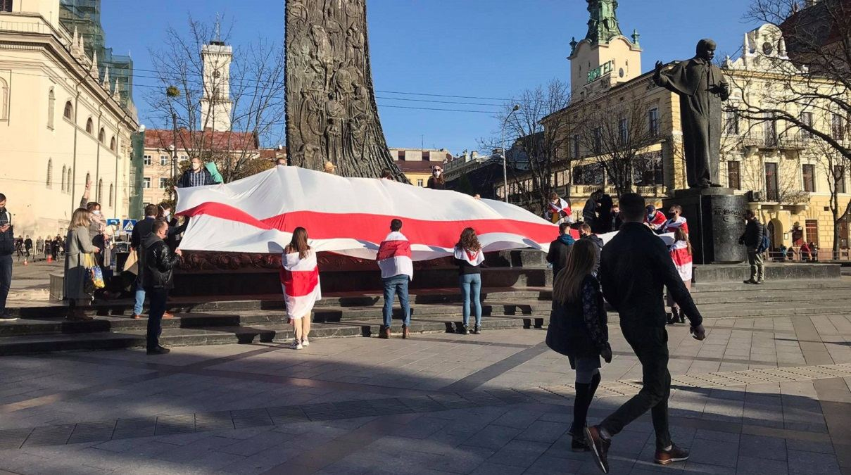 У Львові розгорнули білоруський прапор: фото, відео і деталі У Львові розгорнули білоруський прапор: фото, відео і деталі