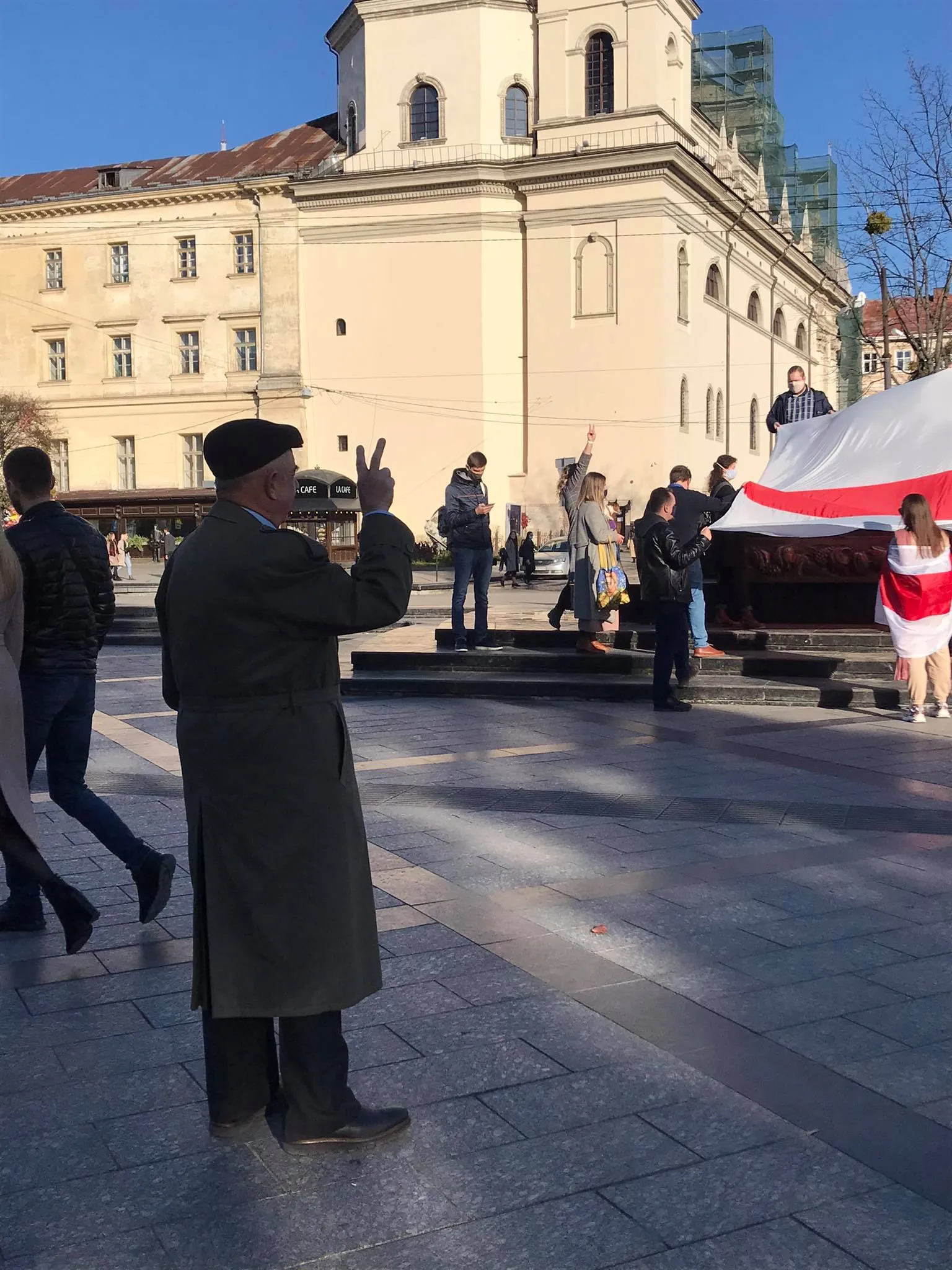 білоруський прапор розгорнули у Львові білоруський прапор розгорнули у Львові