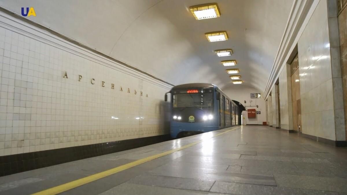 У Києві в метро чоловік розпилив сльозогінний газ на поліцейський
