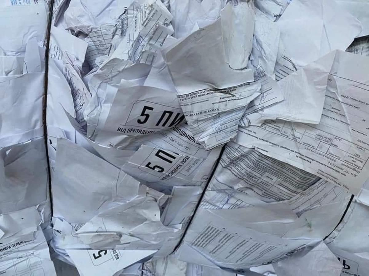 Опитування Зеленського: на смітнику знайшли тисячі бюлетенів