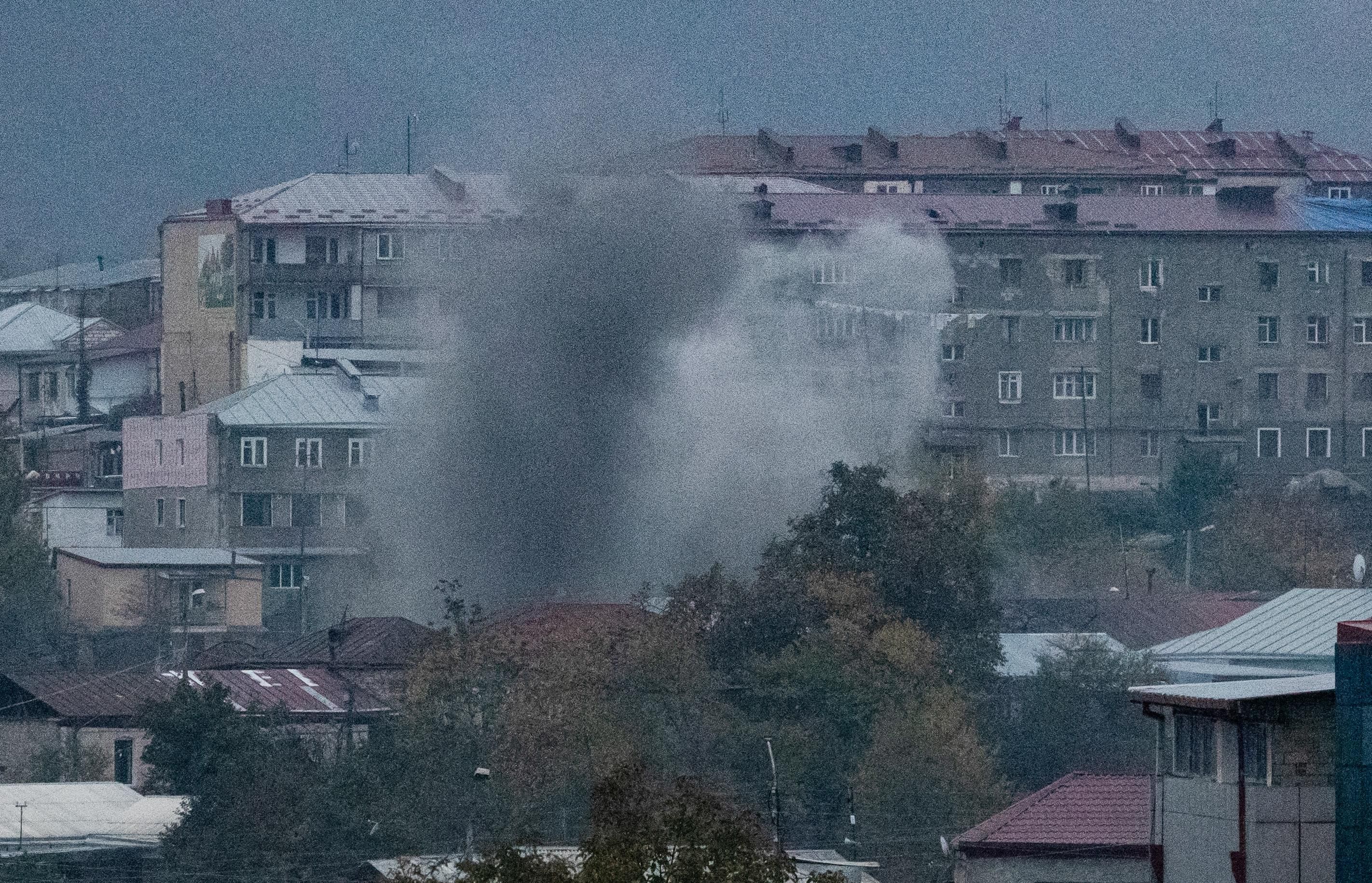 Азербайджанские войска обстреливают города Степанакерт и Мартуни