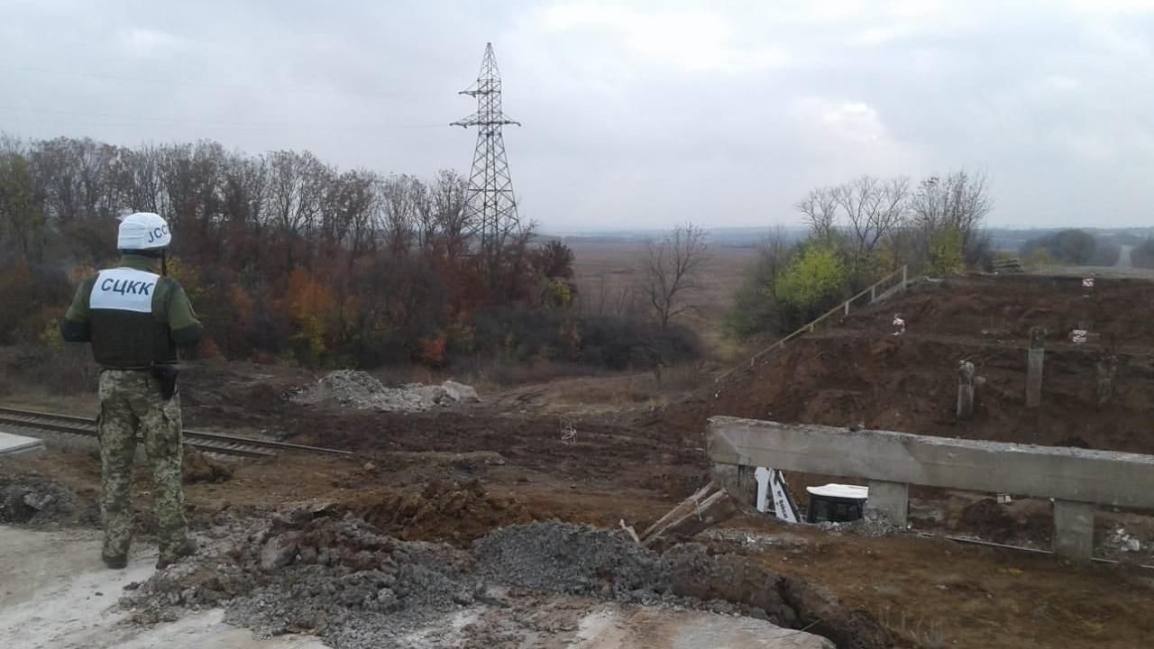 У зоні ООС тривають роботи з відновлення мосту на трасі Харків – Дебальцеве: фоторепортаж У зоні ООС тривають роботи з відновлення мосту на трасі Харків – Дебальцеве: фоторепортаж