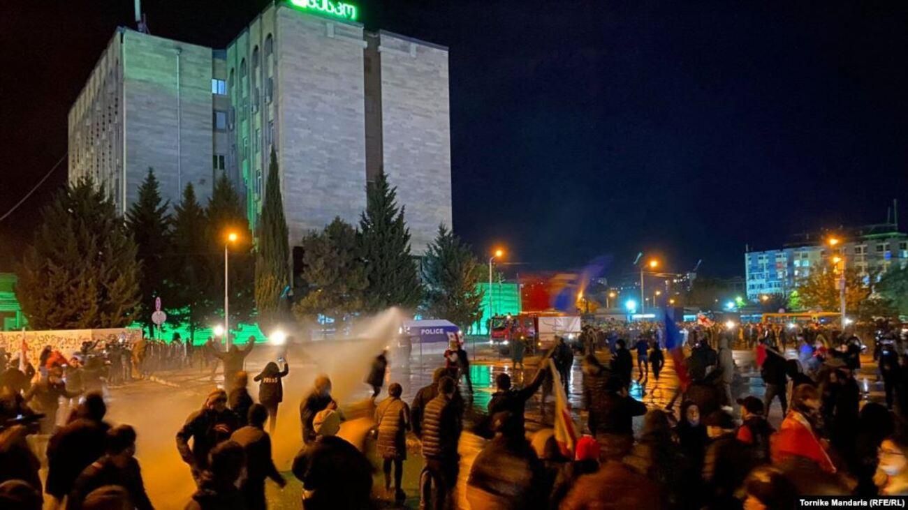Під час протестів у Тбілісі постраждали декілька людей – фото, відео 