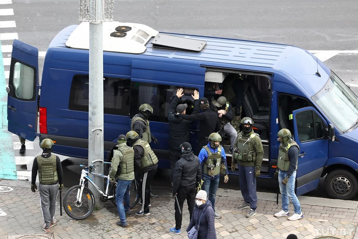 Во время протестов в Беларуси задержали более тысячи человек: среди них есть известные люди