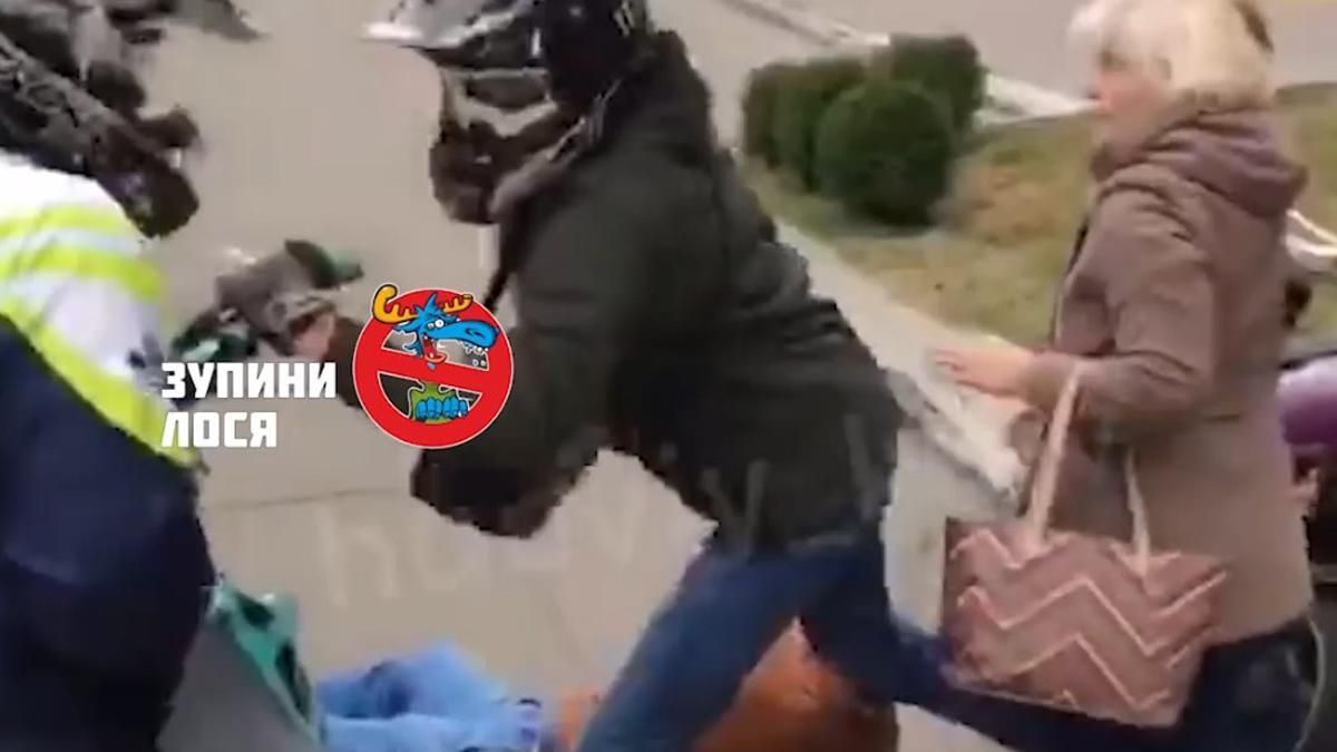 В Киеве дедушка пакетом сбил мотоциклиста: водитель отомстил - видео