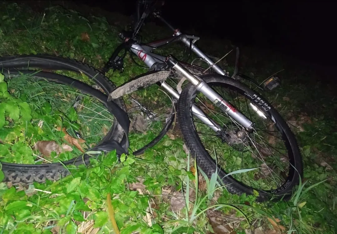 На Львівщині велосипедист потрапив під колеса Renault та загинув: фото На Львівщині велосипедист потрапив під колеса Renault та загинув: фото