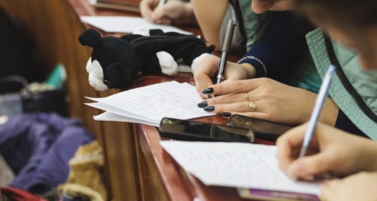 Радіодиктант 2020: хто з політиків та відомих діячів долучився Радіодиктант 2020: хто з політиків та відомих діячів долучився