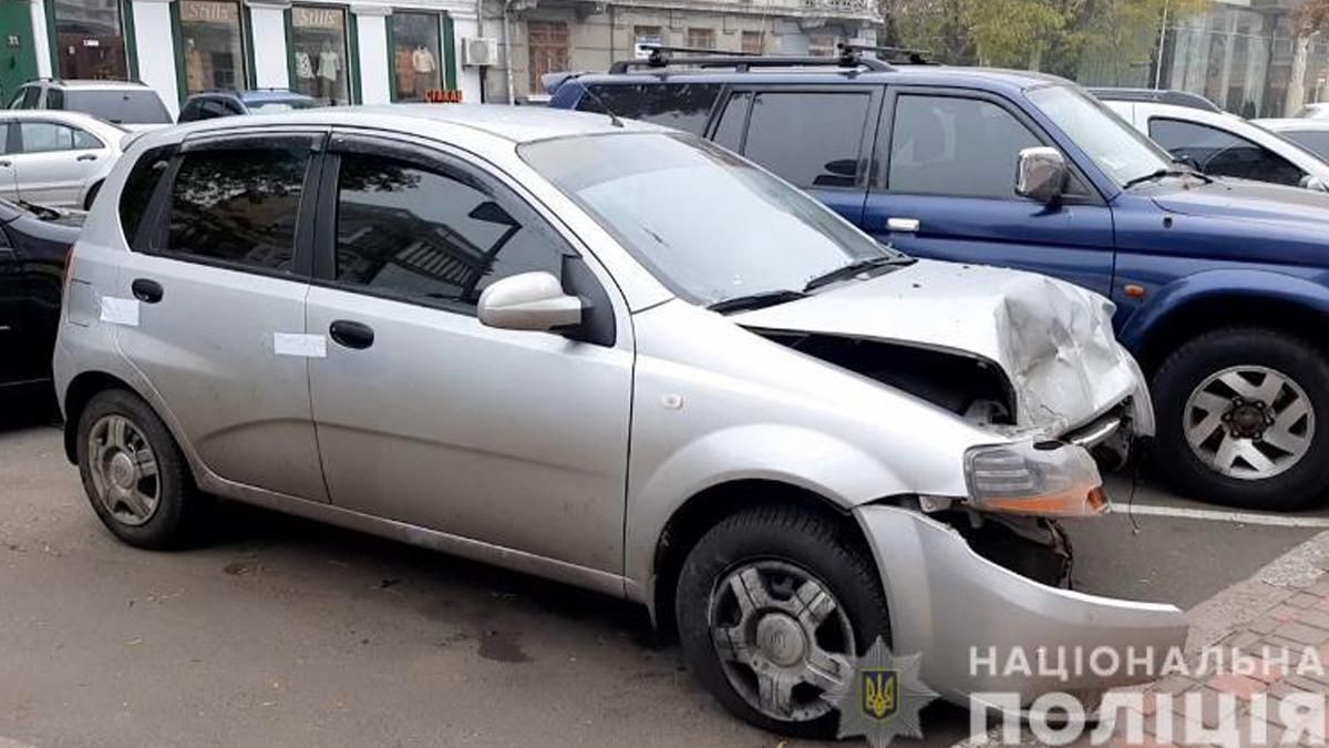 В Одесі п’яна пасажирка викрала у таксиста автівку, а потім її розбила