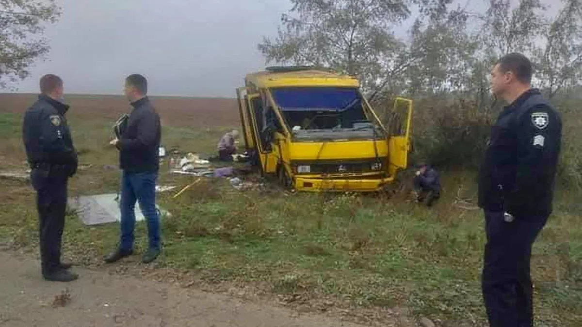 На Херсонщині перекинувся рейсовий автобус: є загиблі та травмовані 