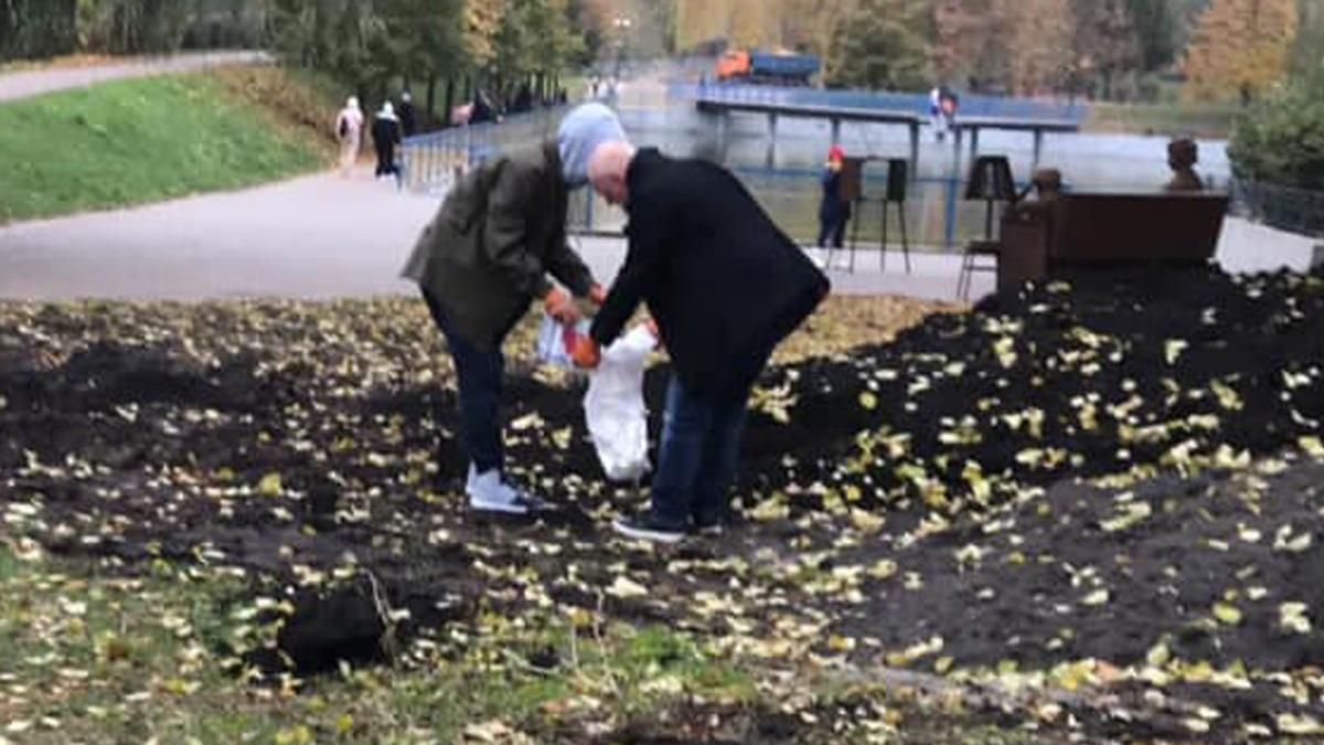 В Киеве из парка украли землю и вывезли ее на Mitsubishi