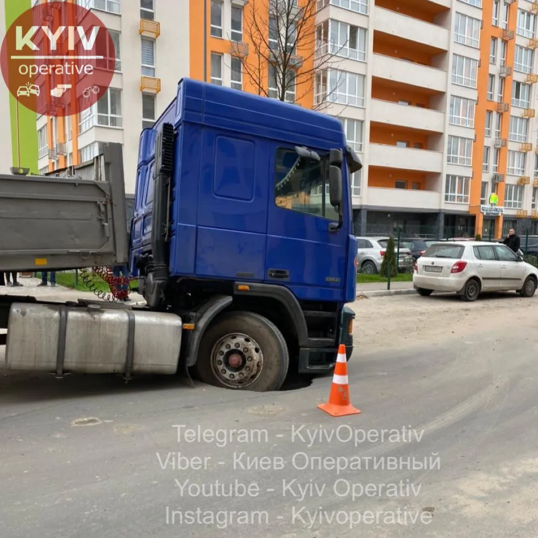 У Києві вантажівка провалилася в яму У Києві вантажівка провалилася в яму