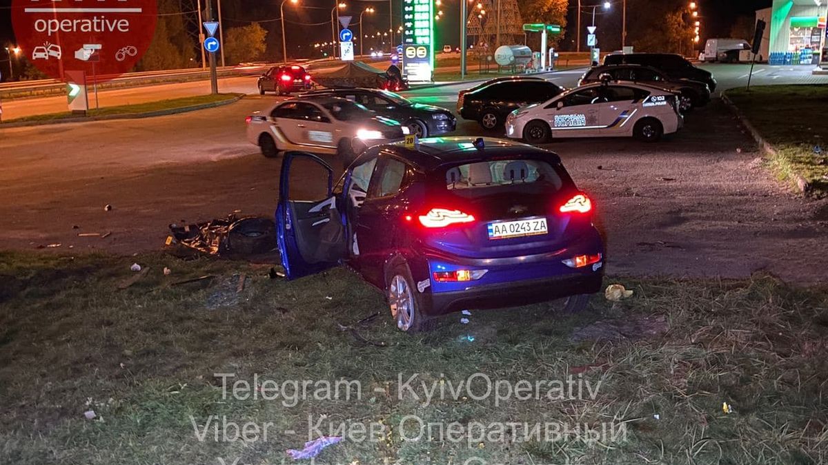 В Киеве легковушка насмерть сбил полицейский, которая шла по тротуару