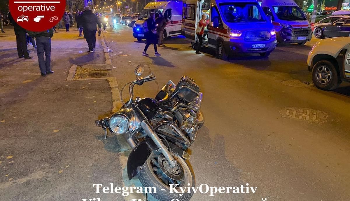 В Киеве мотоциклист Harley Davidson сбил 3 человека В Киеве мотоциклист Harley Davidson сбил 3 человека