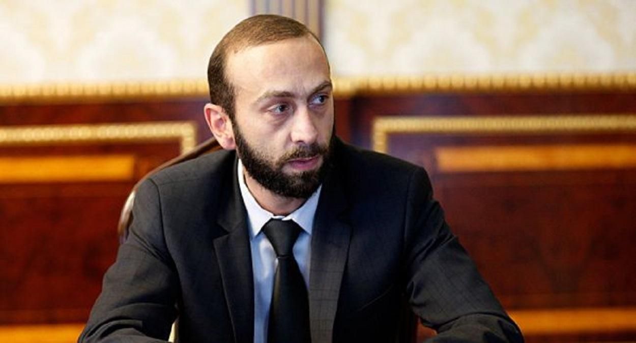 Конфликт в Армении: спикера парламента Мирзояна избили, видео