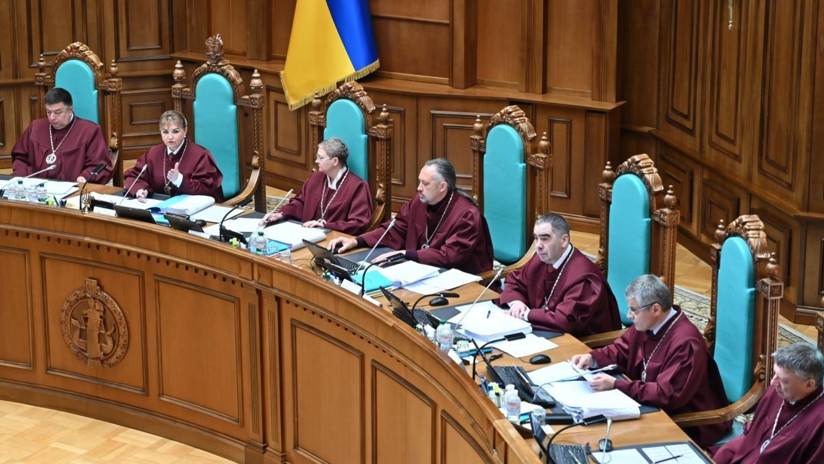 Конституционный Суд превратился в коллективного Януковича: детали