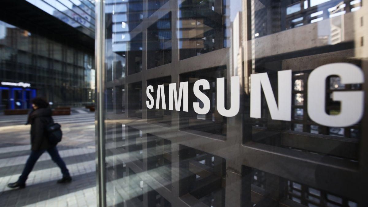 Samsung обошла Apple и возглавила рынок смартфонов США, Техно 24 Samsung обошла Apple и возглавила рынок смартфонов США, Техно 24