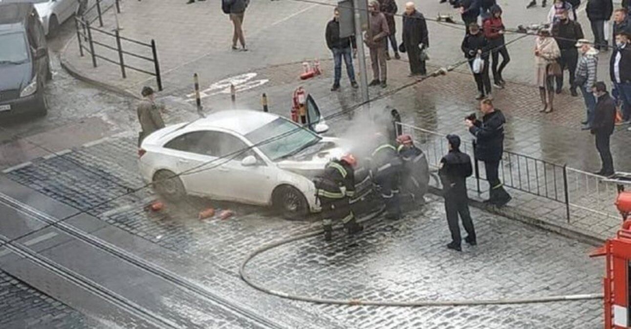 У центрі Львова 09.11.2020 загорівся Chevrolet під час руху: відео