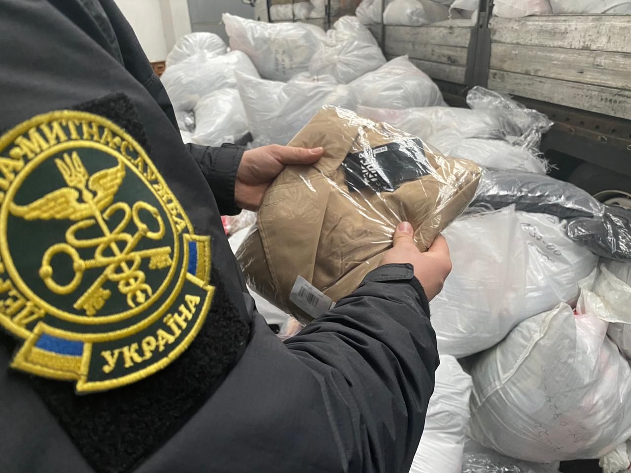 Мішки нового одягу серед секонд-хенду: митники знайшли контрабанду Мішки нового одягу серед секонд-хенду: митники знайшли контрабанду