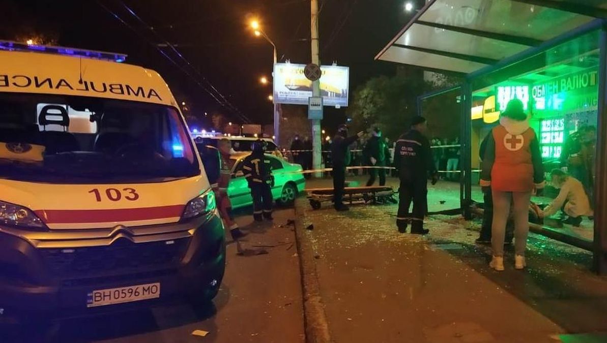 В Одессе легковушка влетела в остановку с людьми В Одессе легковушка влетела в остановку с людьми
