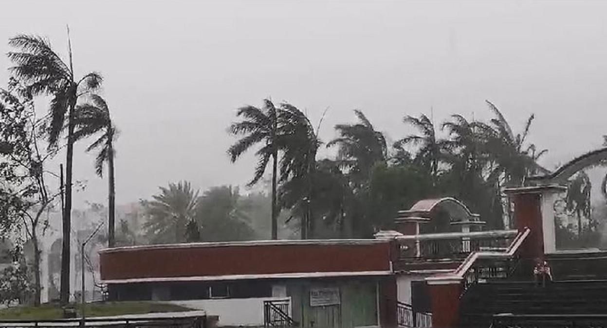 К Филиппинам приближается тайфун Улисс: людей эвакуируют