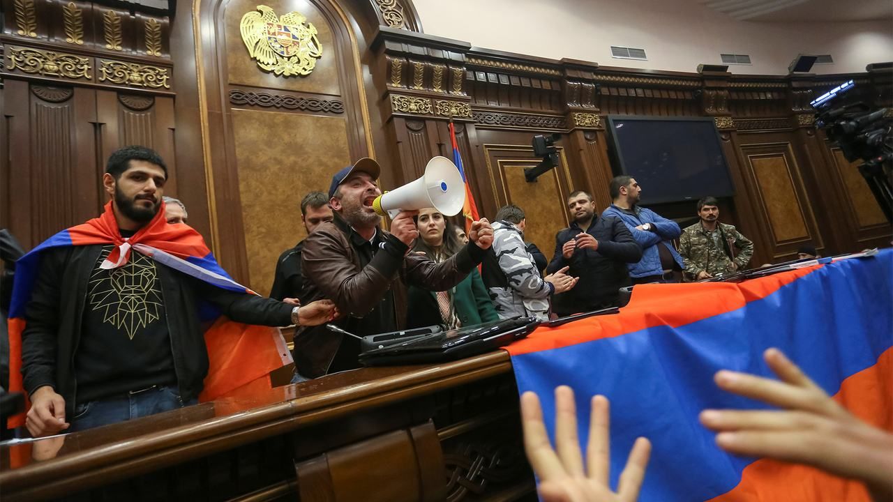 Столкновения в Армении обострились: люди требуют отставки Пашиняна