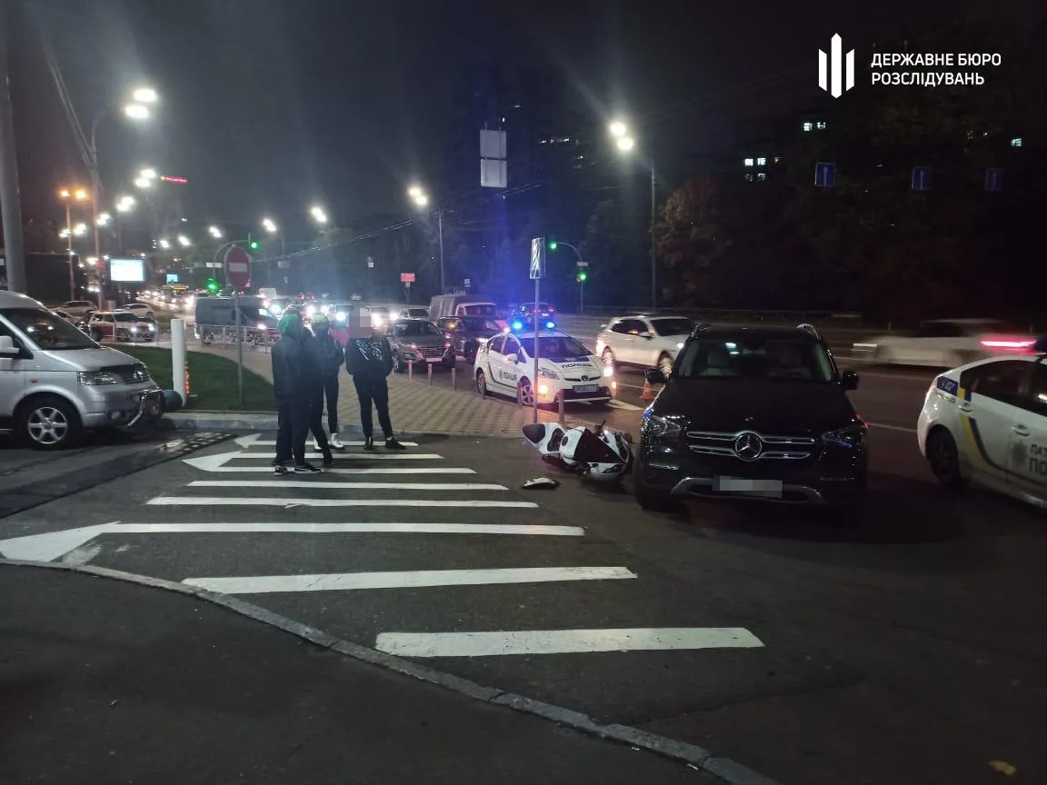 У Києві суддя на Mercedes-Benz зіткнувся з підлітком на мотоциклі / Фото ДБР У Києві суддя на Mercedes-Benz зіткнувся з підлітком на мотоциклі / Фото ДБР