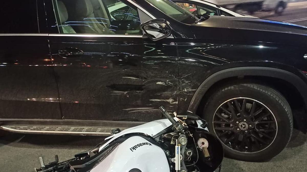 В Киеве мотоциклист-подросток наткнулся на Mercedes судьи: детали ДТП В Киеве мотоциклист-подросток наткнулся на Mercedes судьи: детали ДТП
