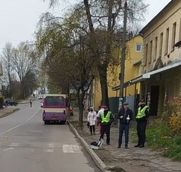 У Дрогобичі водій автобуса на смерть збив дівчинку на пішохідному переході: фото
