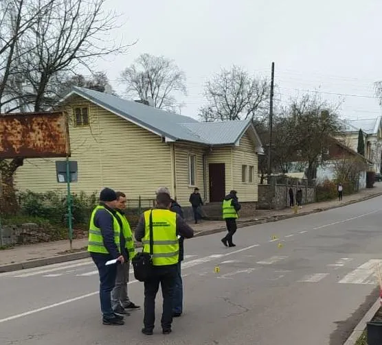 У Дрогобичі водій автобуса на смерть збив дівчинку на пішохідному переході: фото