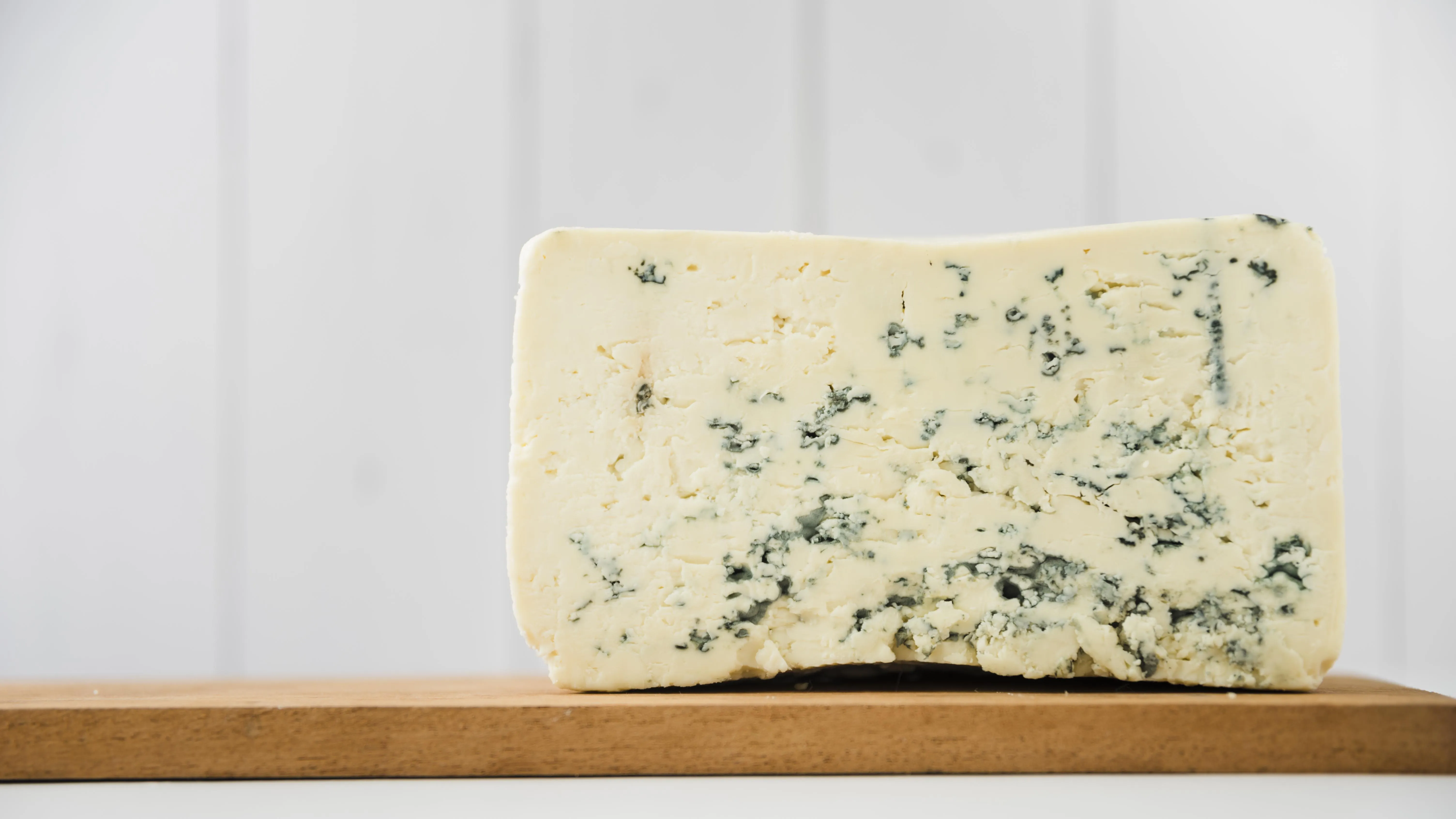 Спробуйте подавати напівсолодке ігристе вино до гострого сиру з пліснявою Спробуйте подавати напівсолодке ігристе вино до гострого сиру з пліснявою