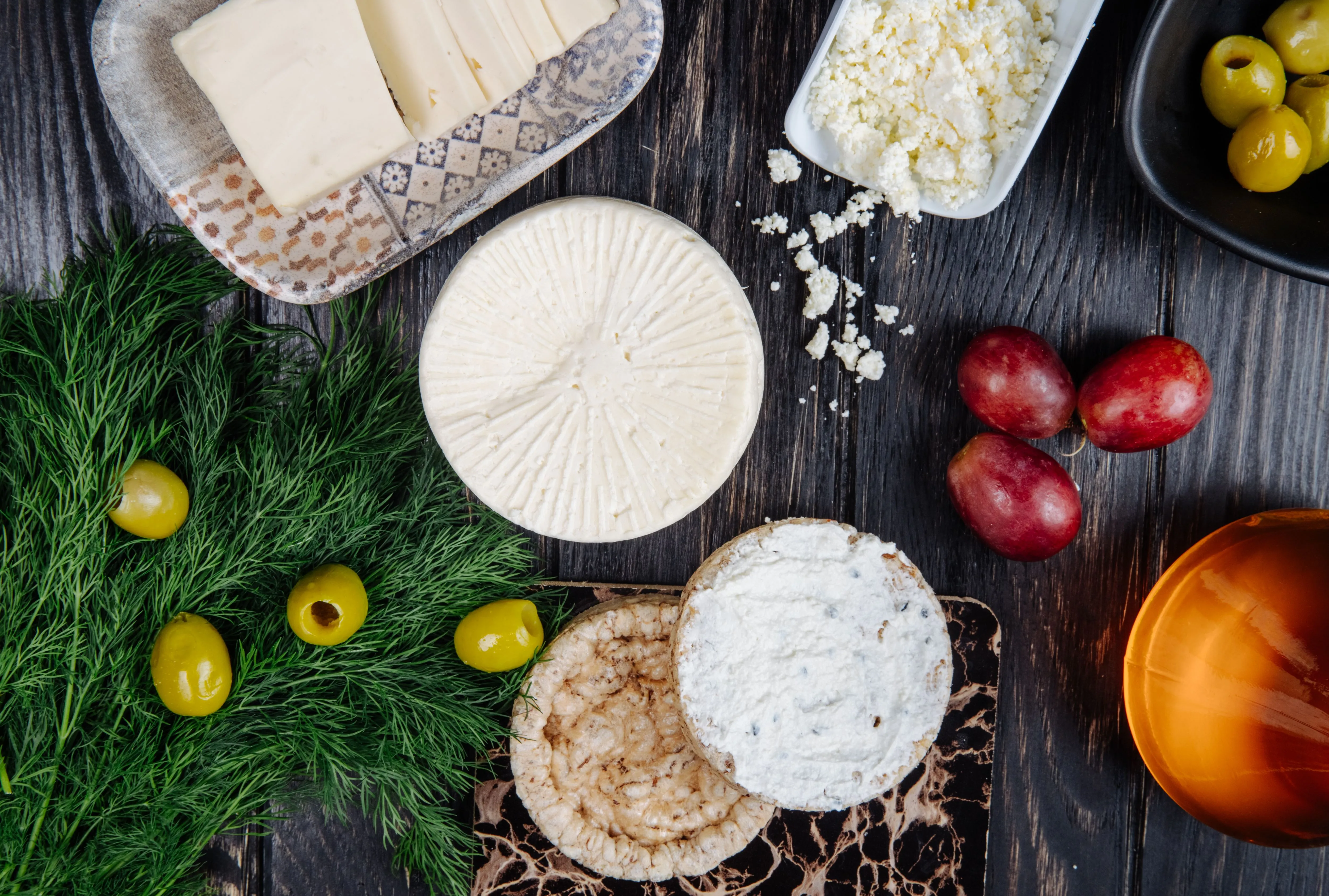 Сухі та кислотні білі вина добре підкреслюють смак козячого сиру Сухі та кислотні білі вина добре підкреслюють смак козячого сиру