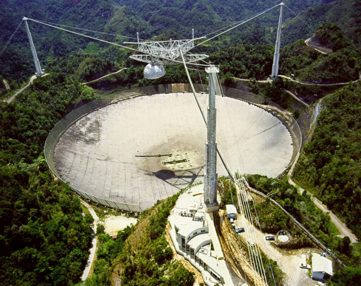 Руйнується один з найбільших в світі радіотелескопів
