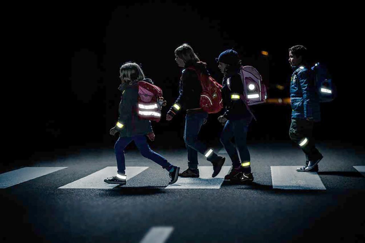 В темное время суток пешеходы должны носить светоотражающие элементы