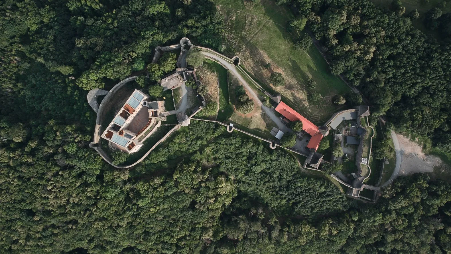 Замок класично розташований на підвищенні / Фото Archdaily Замок класично розташований на підвищенні / Фото Archdaily