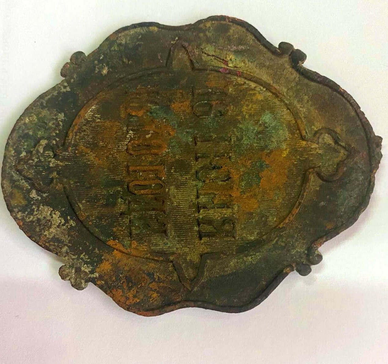 Чоловік намагався вивезти з України старовинні нагрудні знаки і медалі: фото Чоловік намагався вивезти з України старовинні нагрудні знаки і медалі: фото