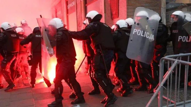 У Польщі поліція застовували сльозогінний газ на до протестувальників