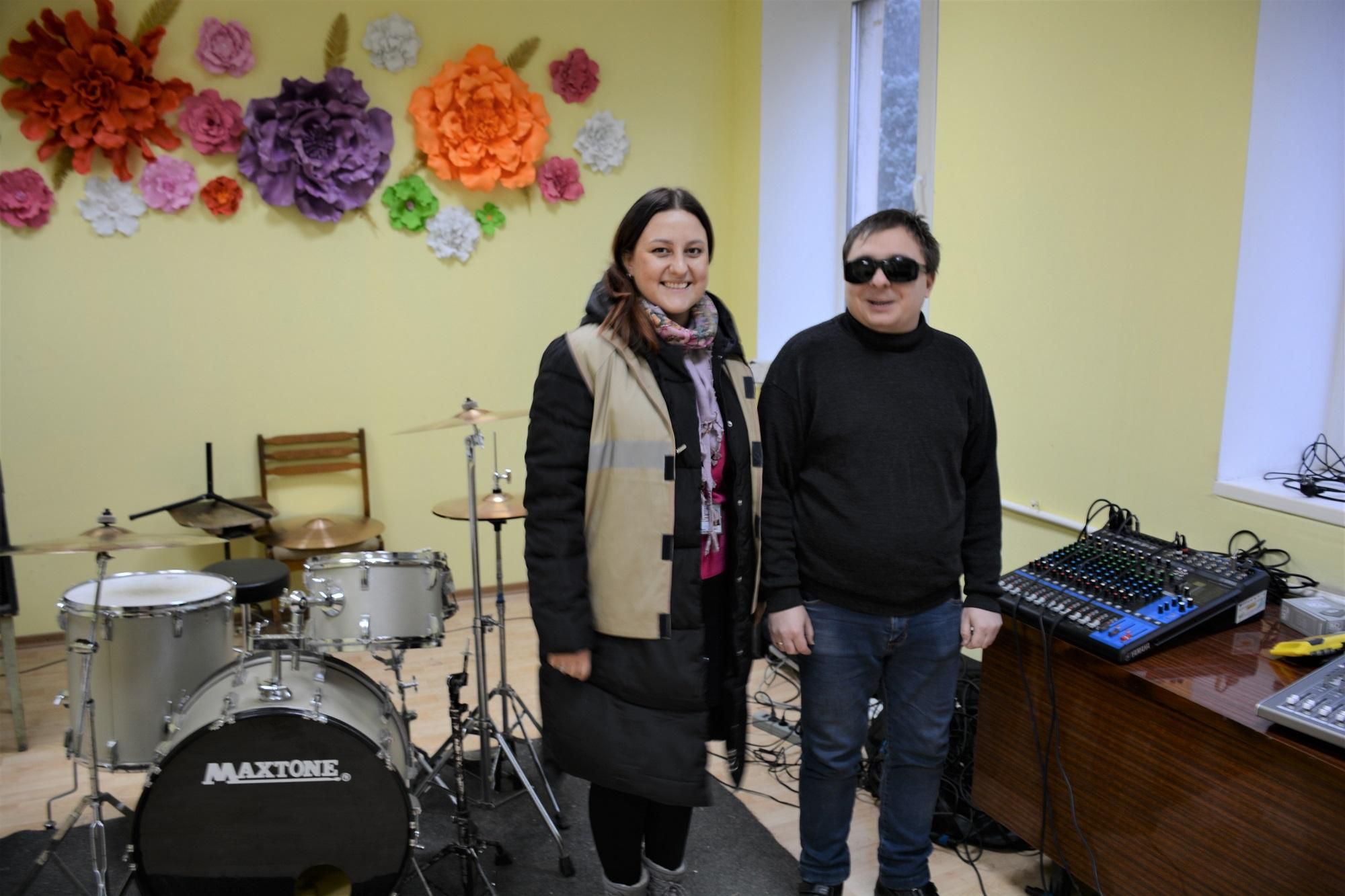 Музыкант Эдуард Смоляков и представительница DRC-DDG