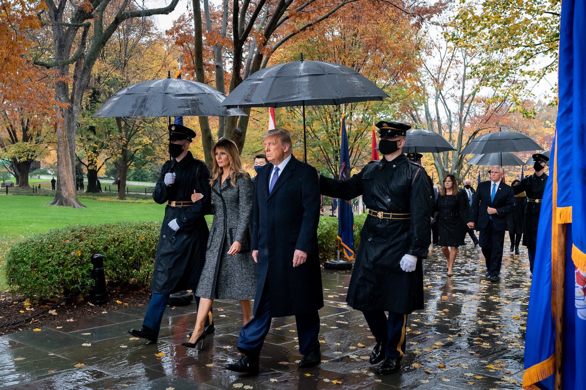 Трамп вперше вийшов у люди після звістки про перемогу Байдена: відео